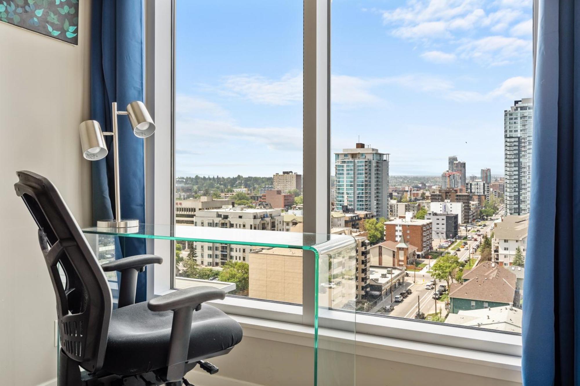 City Centre Retreat - 1Br Condo With Desk カルガリー エクステリア 写真