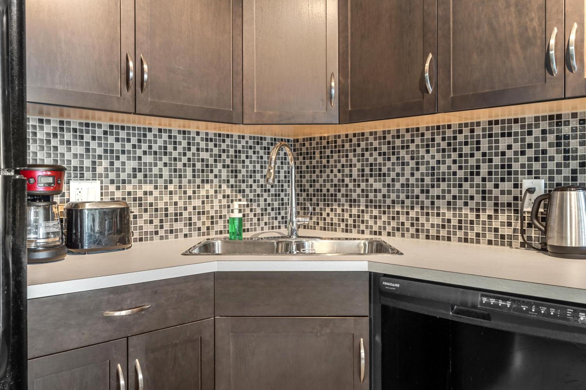 City Centre Retreat - 1Br Condo With Desk カルガリー エクステリア 写真