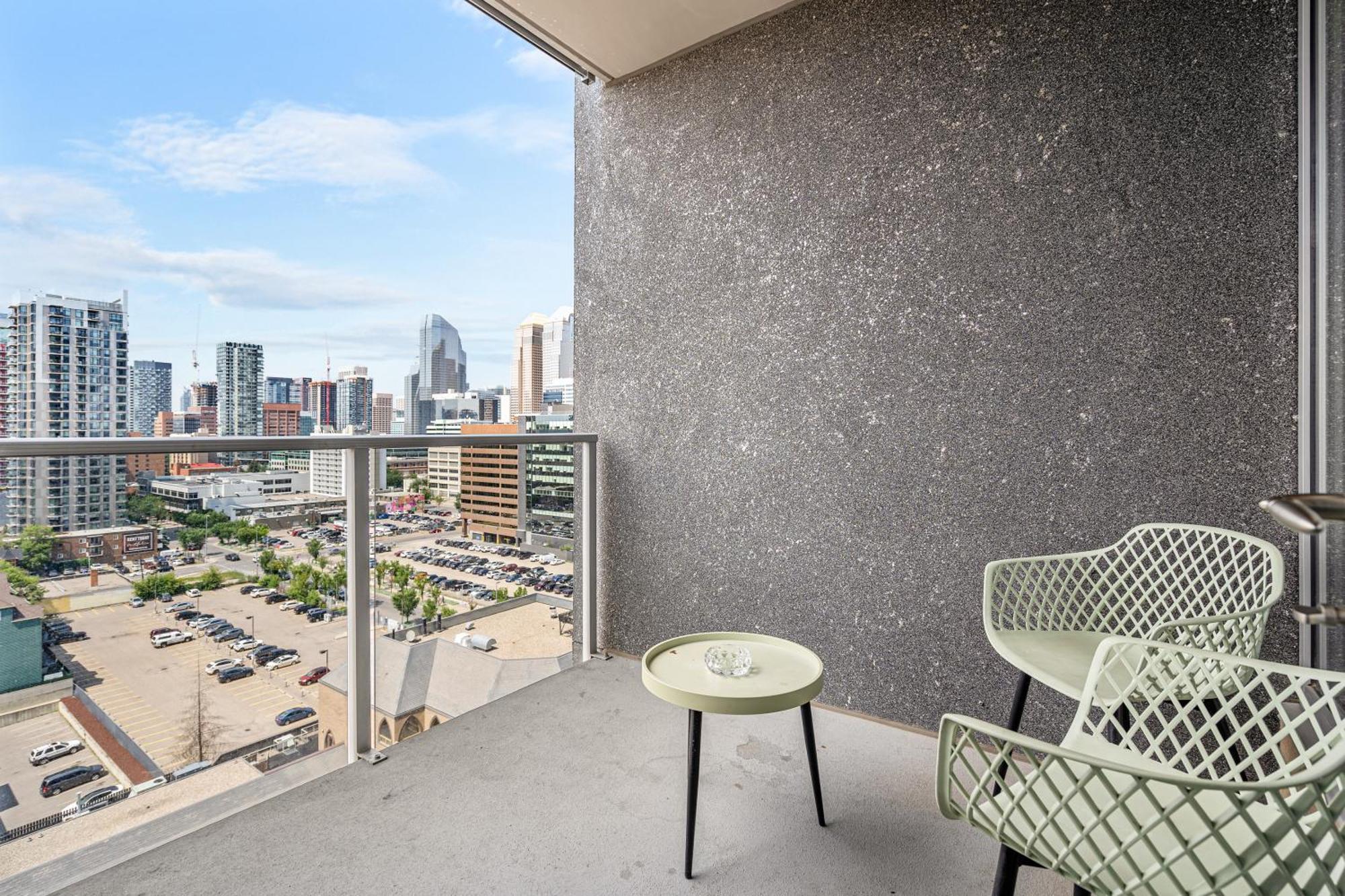 City Centre Retreat - 1Br Condo With Desk カルガリー エクステリア 写真